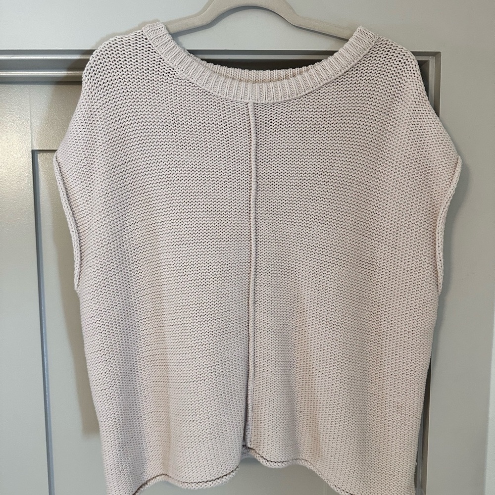 Knit cream short sleeve top.